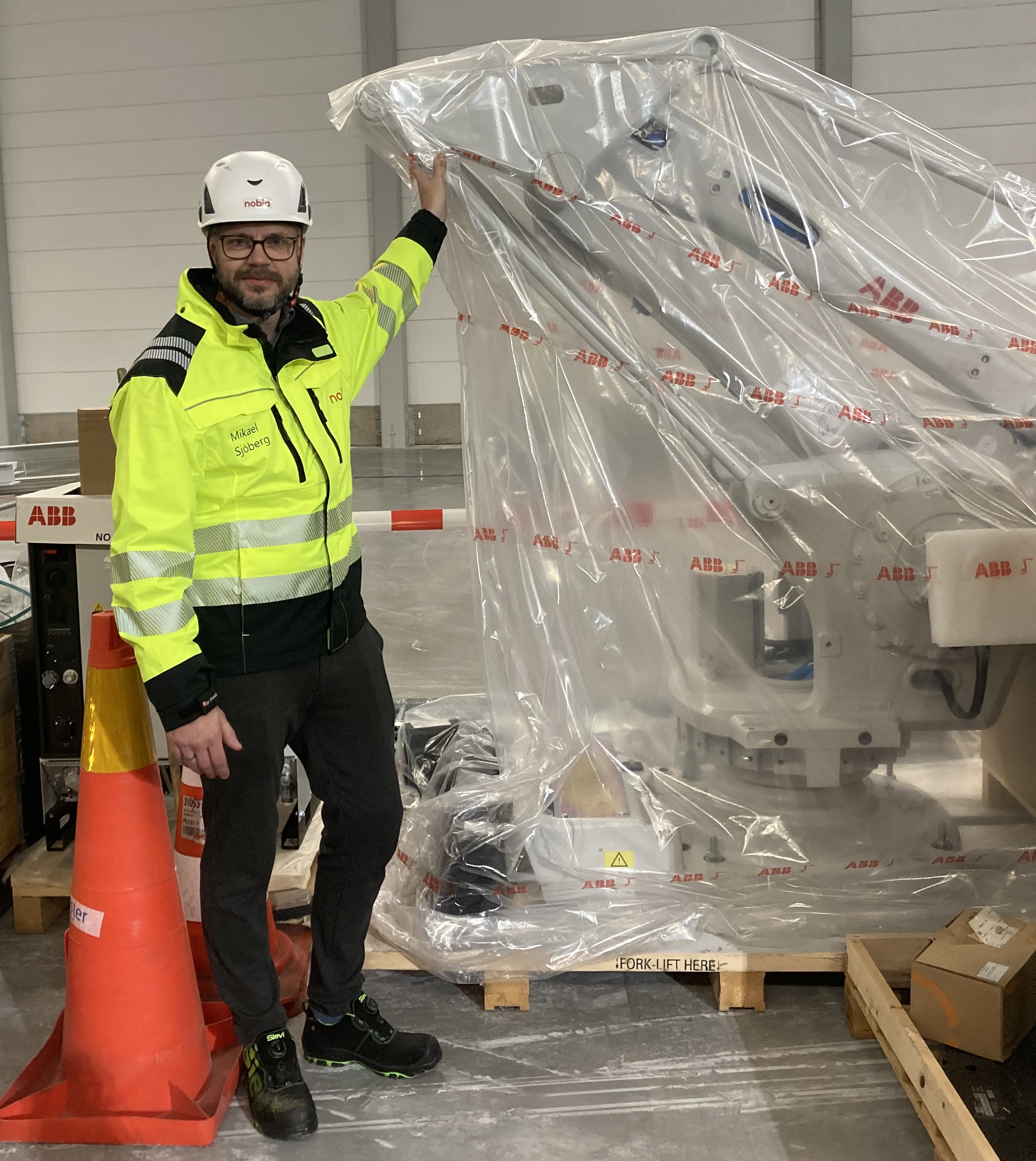 Mikael Sjöberg in an industrial environment during an industrial robot installation